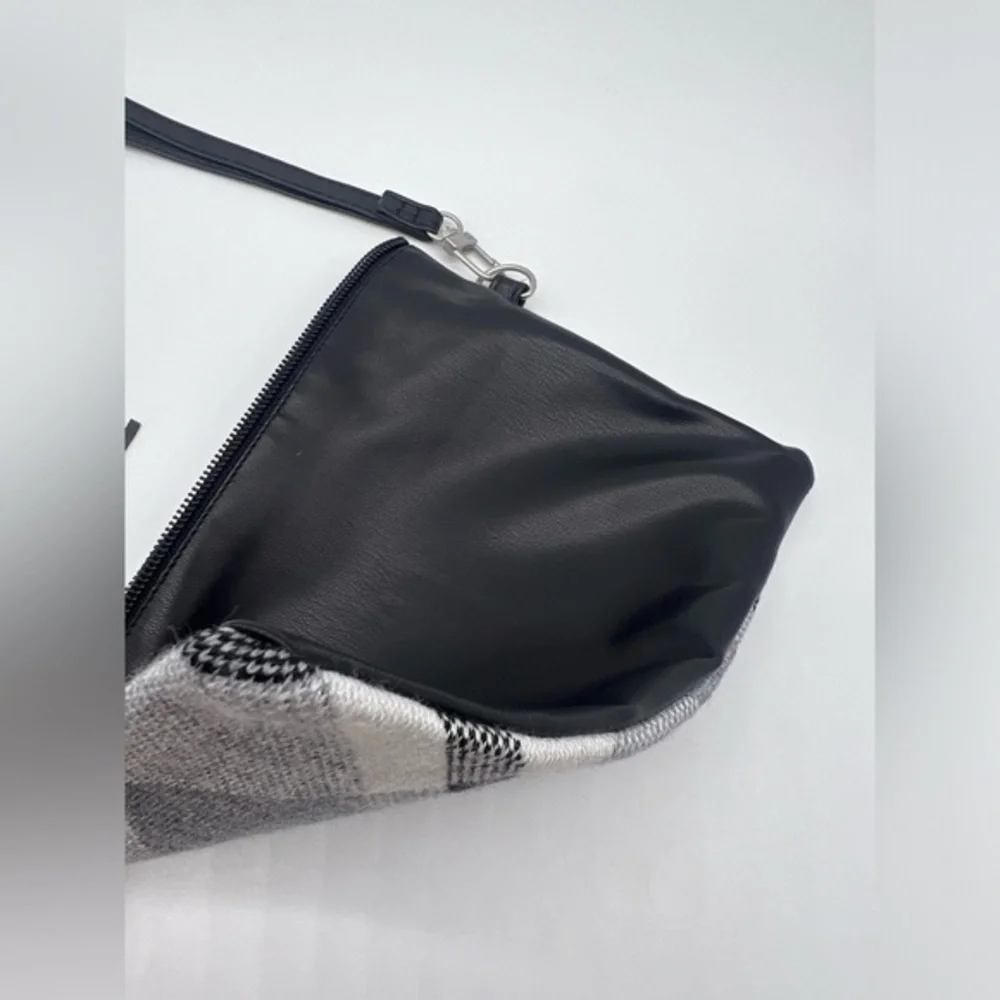 Cosmetic bag plaid with wristlet strap and tassel